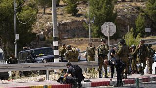 Forças de segurança israelitas inspeccionam local de um ataque perto do colonato judeu de Tekoa, na Cisjordânia, no domingo, 16 de julho de 2023.