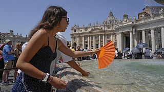 Abkühlung auf dem Petersplatz in Rom am 16. Juli 2023