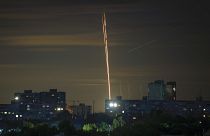 Cohetes rusos son lanzados contra Ucrania desde la región rusa de Belgorod, vistos desde Járkov, Ucrania, el domingo 16 de julio de 2023.