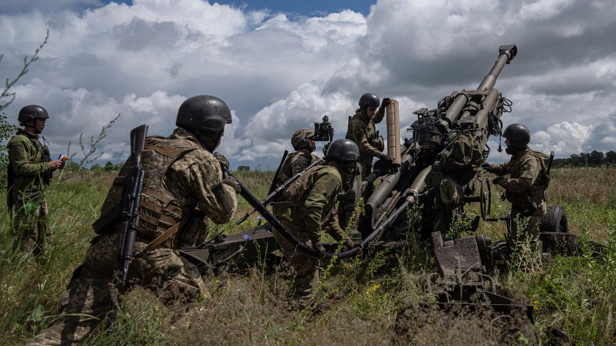 Ukrán katonák tüzérségi tűzzel lövetik az orosz állásokat Harkiv régióban 2022. július 14-én (AP Photo/Evgeniy Maloletka, File)