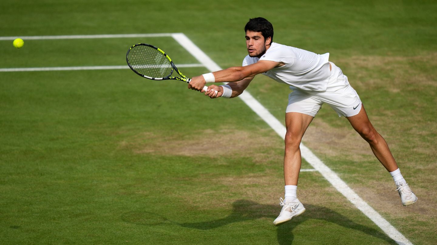 Spains Carlos Alcaraz beats Novak Djokovic for his first Wimbledon title Euronews