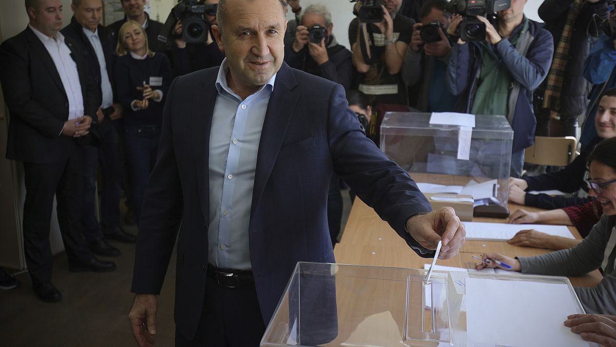 Rumen Radev bolgár elnök a parlamenti választásokon voksol Szófiában 2023. április 2-án  (AP Photo/Valentina Petrova)