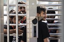 A görög hajószerencsétlenség túlélői várakoznak az Athén közelében fekvő Malakasza menekülttáborban 2023. június 19-én  (AP Photo/Petros Giannakouris)