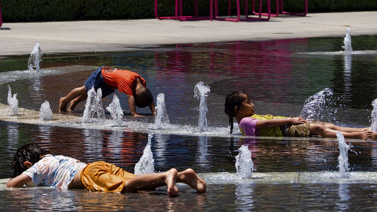Дети купаются в фонтане в Лос-Анджелесе