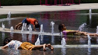 Дети купаются в фонтане в Лос-Анджелесе