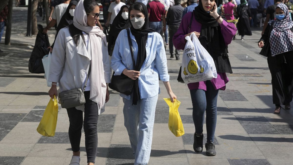 Mujeres compran en el antiguo bazar principal de Teherán, Irán, el sábado 1 de octubre de 2022