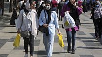 Teheráni utcakép - nők fejkendőben és anélkül