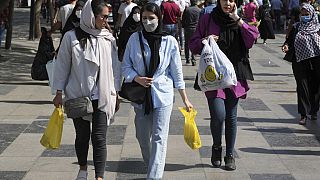 Teheráni utcakép - nők fejkendőben és anélkül