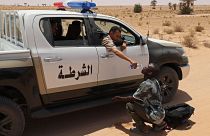 الشرطة الليبية تغيث أحد المهاجرين