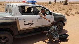الشرطة الليبية تغيث أحد المهاجرين