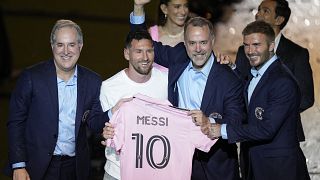 Lionel Messi mit den Besitzern von Inter Miami