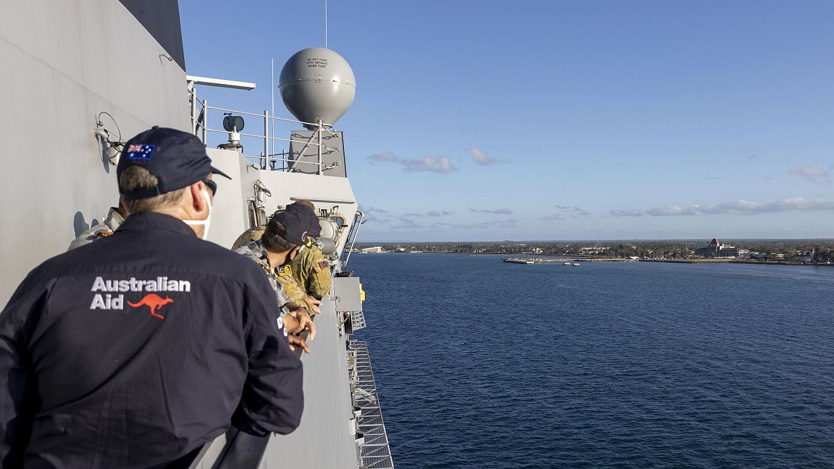 القوات البحرية الأسترالية على متن سفينة في نوكوالوفا، تونغا 