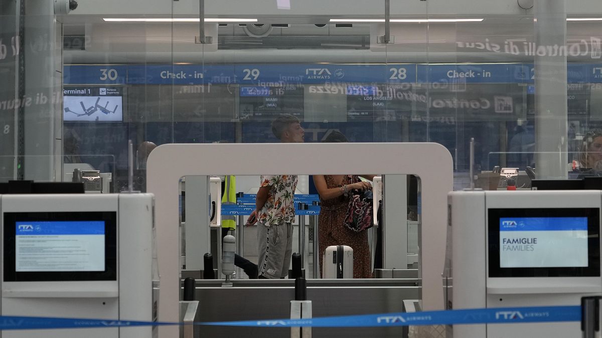 وحدة خدمات  للمسافرين مغلقة في مطار فيوميتشينو الدولي في روما، إيطاليا