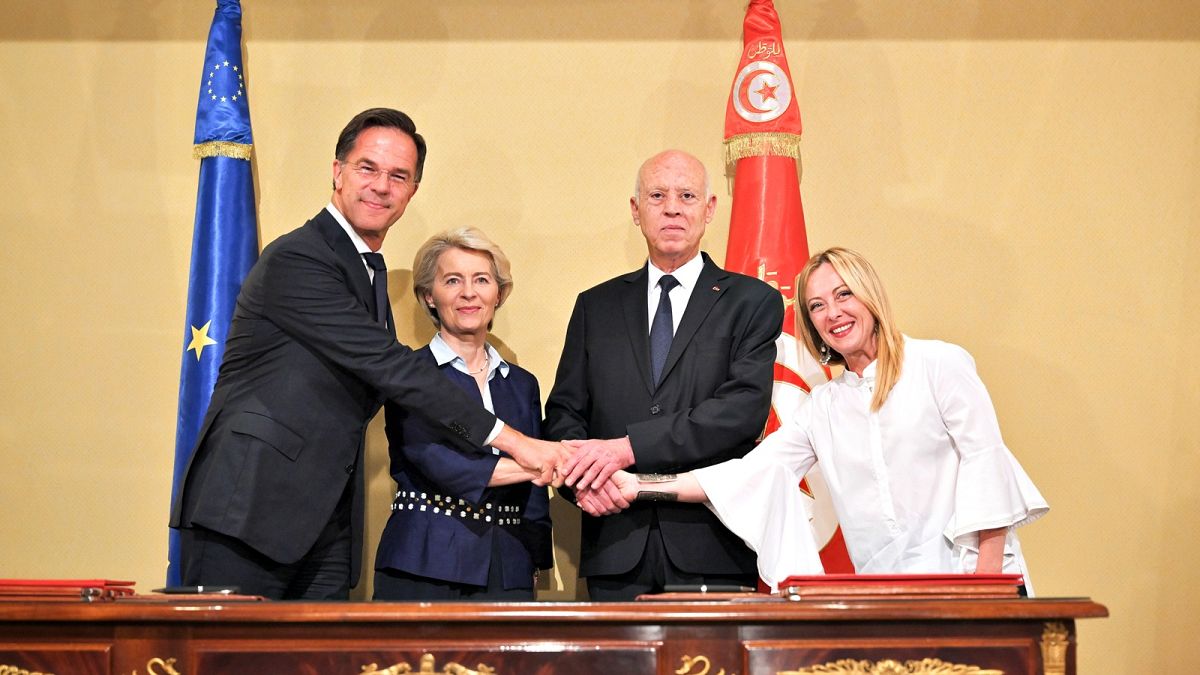 De gauche à droite : Mark Rutte, Premier ministre néerlandais, Ursula von der Leyen, présidente de la Commission européenne, Kais Saied, président tunisien, Giorgia Meloni, Premier ministre italien.