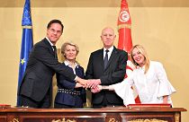 Da esquerda para a direita: O primeiro-ministro neerlandês Mark Rutte, a presidente da Comissão Europeia Ursula von der Leyen, o presidente tunisino Kais Saied e a primeira-ministra italiana Giorgia Meloni.