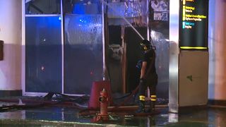 Пожарный тушит огонь в здании аэропорта Катании