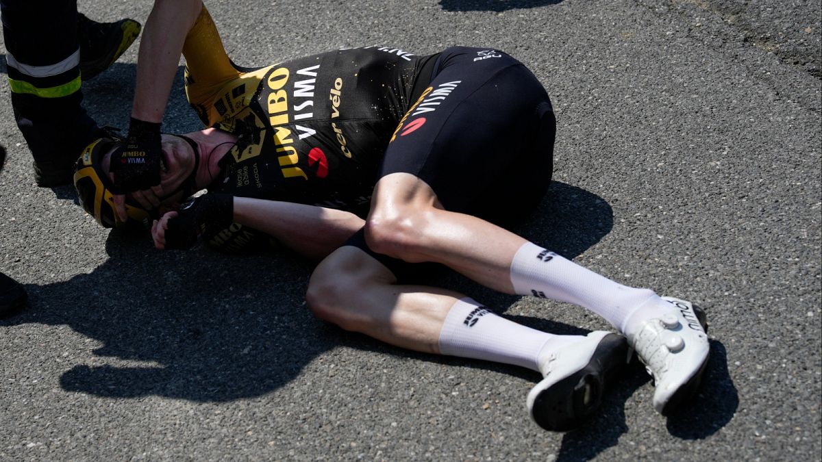 سقوط البلجيكي ناثان فان هويدونك خلال المرحلة الخامسة عشرة من سباق الدراجات في فرنسا