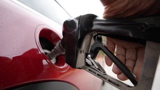 Asgari ücretle hangi ülkede kaç litre yakıt alınabiliyor?