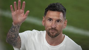 Messi köszönti a szurkolókat