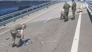 آثار الدمار على الجسر بعد الهجوم الأوكراني