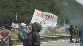 Во Франции и Италии регулярно проходят акции протеста экоактивистов против строительства ж/д линии Лион-Турин