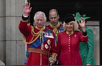 الملك تشارلز الثالث وكاميلا، يحييان الحشد من شرفة قصر باكنغهام، في لندن، 17 يونيو 2023.