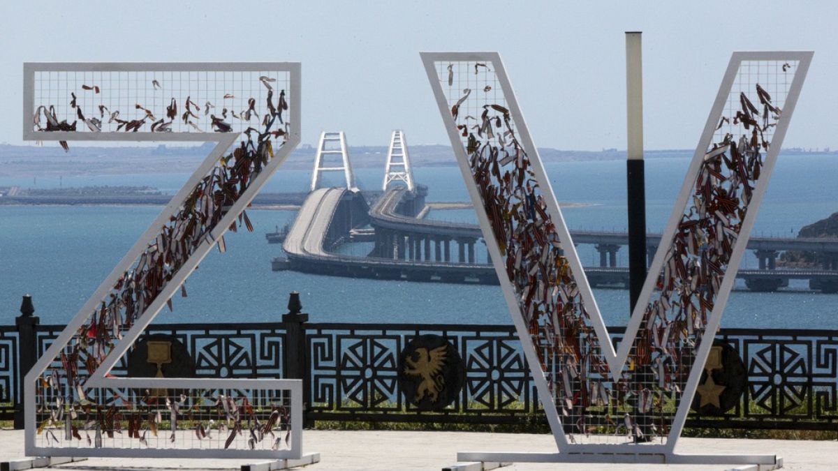 Le Pont de Crimée derrière les lettres Z et V devenus le symbole de l'armée russe