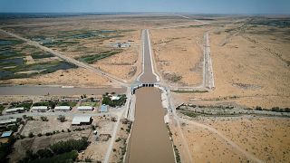 Canal Bustan o una vía de agua que aporta 'vida' al sector agrícola de Uzbekistán