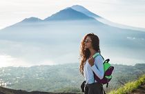 Pronto podría prohibirse a los turistas escalar las montañas de Bali.