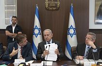 İsrail Başbakanı Binyamin Netanyahu, Dışişleri Bakanı Eli Kohen ve Kabine Bakanı Yossi Fuchs ile Bakanlar Kurulu toplantısında