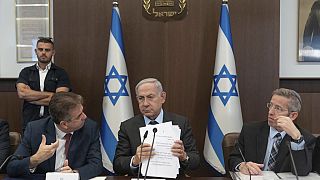 İsrail Başbakanı Binyamin Netanyahu, Dışişleri Bakanı Eli Kohen ve Kabine Bakanı Yossi Fuchs ile Bakanlar Kurulu toplantısında