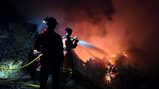 Tűzoltók küzdelme a lángokkal Tenerifén - 2023. augusztus 16-án