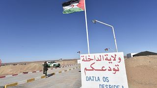 علم الصحراء الغربية يرفرف عند نقطة تفتيش خارج مخيم الداخلة للاجئين، على بعد حوالي 170 كم جنوب شرق مدينة تندوف الجزائرية، في 14 يناير/ كانون الثاني 2023.