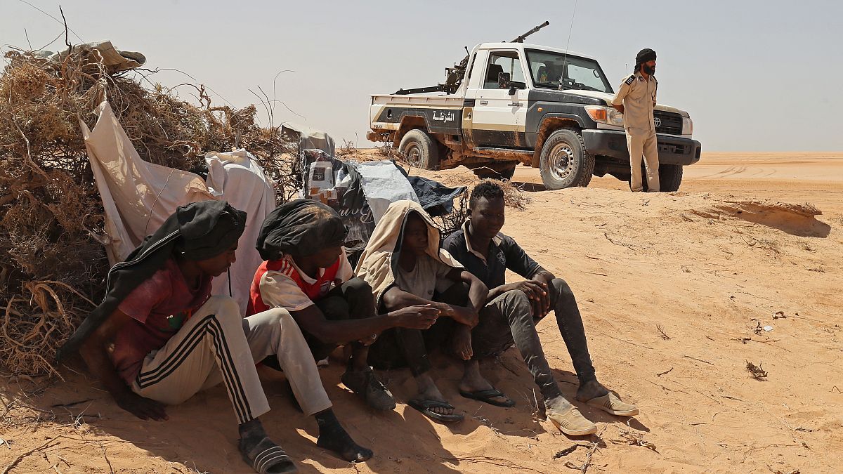 حرس الحدود الليبيين ينقذون عشرات المهاجرين الذين عثر عليهم في الصحراء قرب الحدود مع تونس 