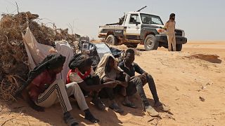 حرس الحدود الليبيين ينقذون عشرات المهاجرين الذين عثر عليهم في الصحراء قرب الحدود مع تونس
