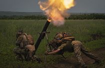 Soldados ucranianos disparam contra tropas russas na linha da frente na região ucraniana de Zaporizhzhia, em junho.