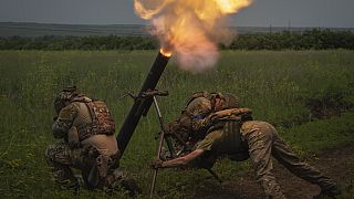 Soldados ucranianos disparam contra tropas russas na linha da frente na região ucraniana de Zaporizhzhia, em junho.