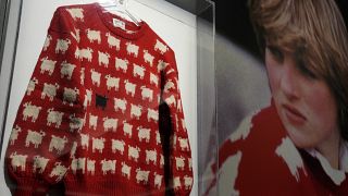 Camisola da "ovelha negra" de Diana em exposição em Londres.