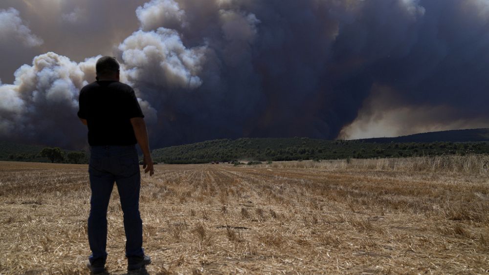 Ελλάδα: Ολονύχτια μάχη με τα πύρινα μέτωπα