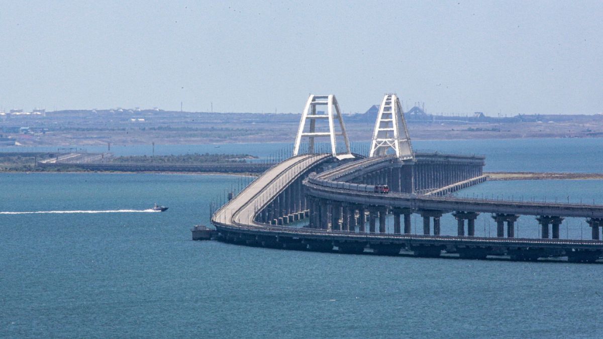El puente de Crimea que conecta la Rusia continental y la península de Crimea sobre el estrecho de Kerch, no lejos de Kerch, Crimea, el lunes 17 de julio de 2023.