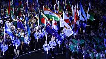 رفع أعلام الدول المشاركة في الحفل الختامي لألعاب الكومنولث 2018 في جولد كوست، أستراليا، 15 أبريل، 2018.
