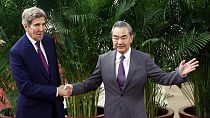 À esquerda, John Kerry, enviado especial do presidente dos EUA para o Clima, e à direita, Wang Yi, principal diplomata chinês.