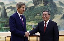 El enviado presidencial especial de EE.UU. para el clima, John Kerry y el primer ministro chino, Li Qiang en Pekín el martes 18 de julio de 2023.