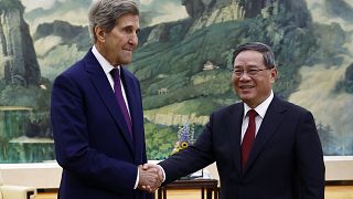 El enviado presidencial especial de EE.UU. para el clima, John Kerry y el primer ministro chino, Li Qiang en Pekín el martes 18 de julio de 2023.