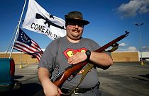 Alex Phillips de Paradise, Texas, posa para un retrato sosteniendo su rifle, mientras él y los miembros del grupo Open Carry del condado de Tarrant se reunieron para una manifestación, 2014.