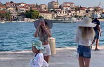 Turistas en la ciudad de Trogir