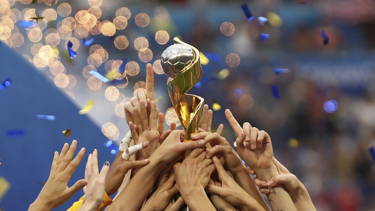 Архивное фото от 7 июля 2019 года: спортсменки из США держат кубок Чемпионата мира по футболу среди женщин.