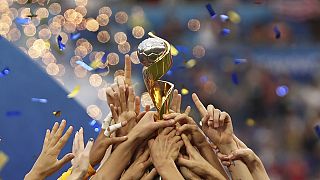 Las jugadoras de Estados Unidos sostienen el trofeo de la Copa del Mundo Femenina, el 7 de julio de 2019