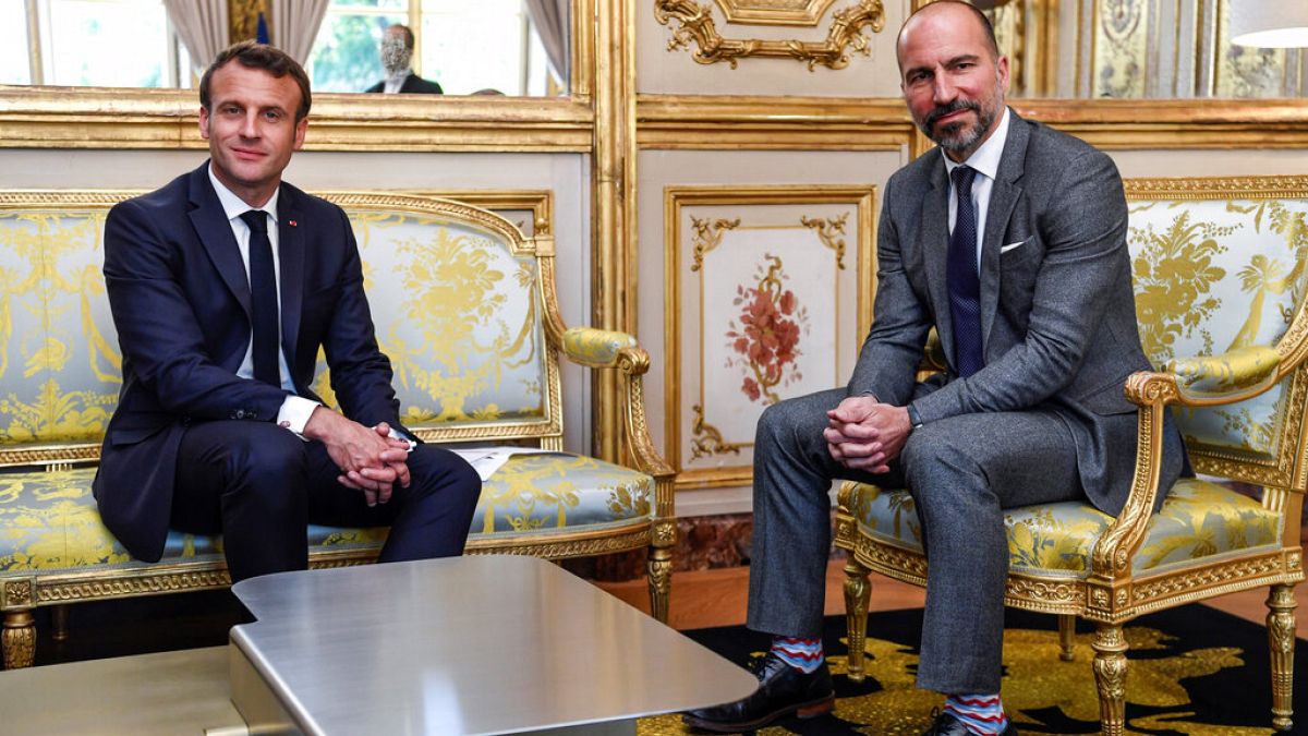 Президент Франции Эммануэль Макрон (слева) и генеральный директор Uber Дара Хосровшахи на саммите «Технологии во благо» в Париже, среда, 15 мая 2019 г. 