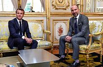 Президент Франции Эммануэль Макрон (слева) и генеральный директор Uber Дара Хосровшахи на саммите «Технологии во благо» в Париже, среда, 15 мая 2019 г. 